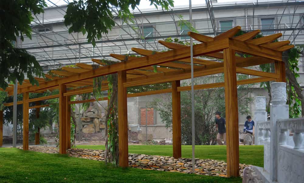 花架只有一侧柱子,有柱子的一侧和植物组成封闭的空间,另一侧是小广场